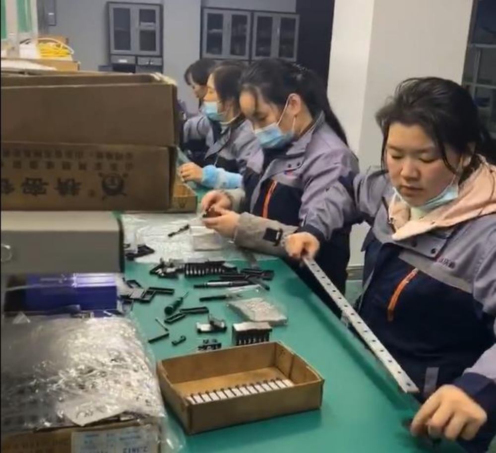 達沃鑫工作人員正在進行直線導(dǎo)軌組裝圖片