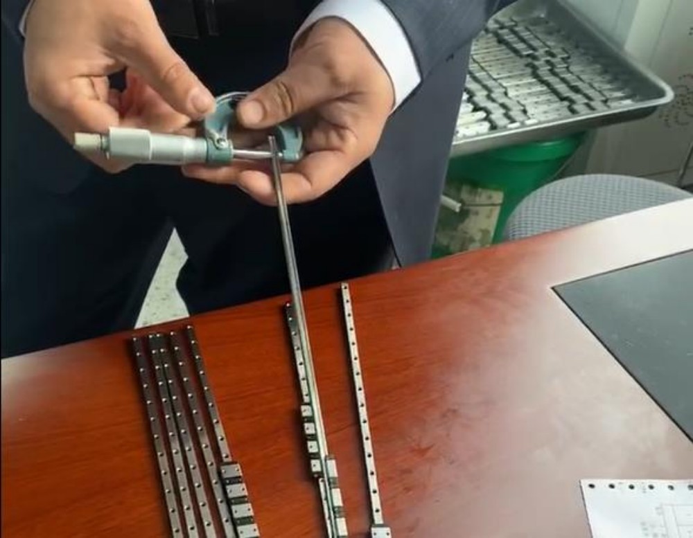 研發設計人員正在對3mm微型導軌質量進行復梳核檢驗