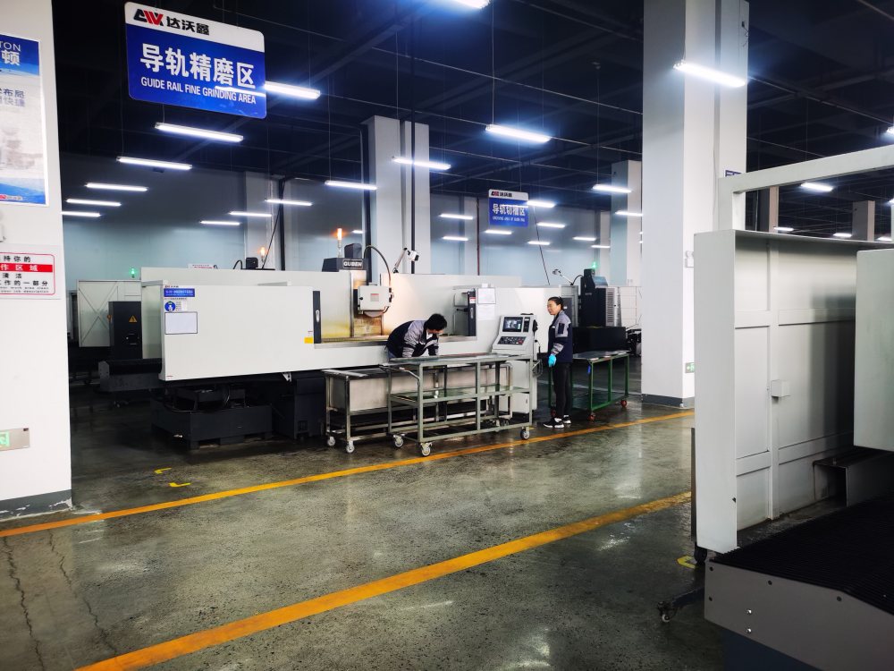 達沃鑫直線導軌精磨區.jpg